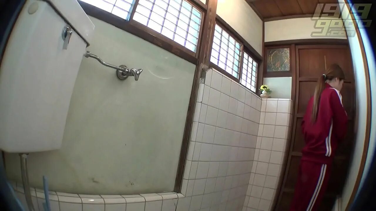 Hidden cam in toilet. Туалетная камера. Камера в женской душевой. Женский туалет скрытой камерой. Камера видеонаблюдения в женском сортире.