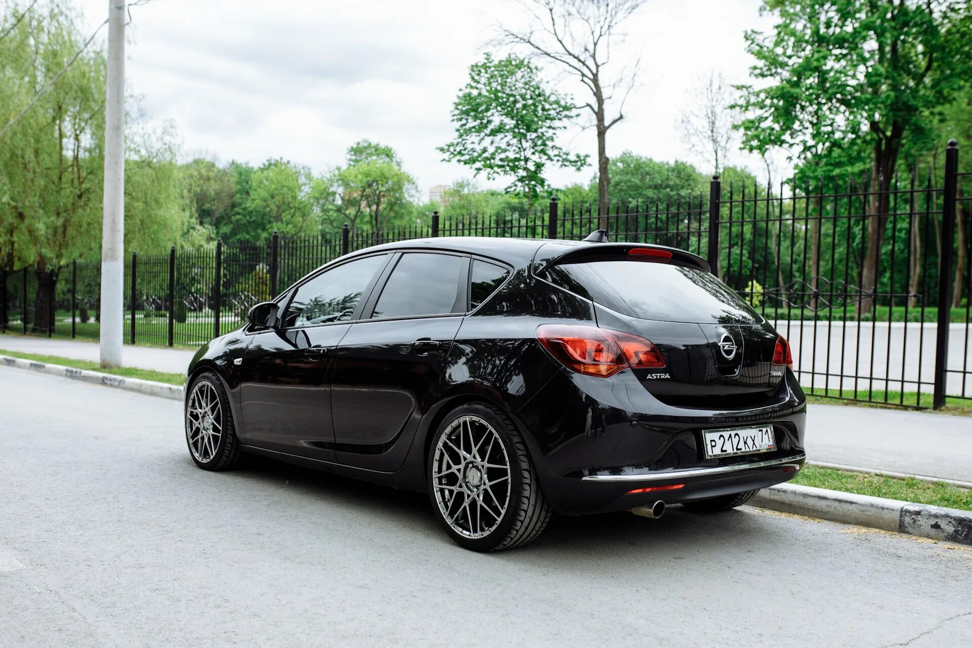 Тюнинг опель j. Opel Astra 2012 Tuning. Opel Astra j 2011 хэтчбек черный.