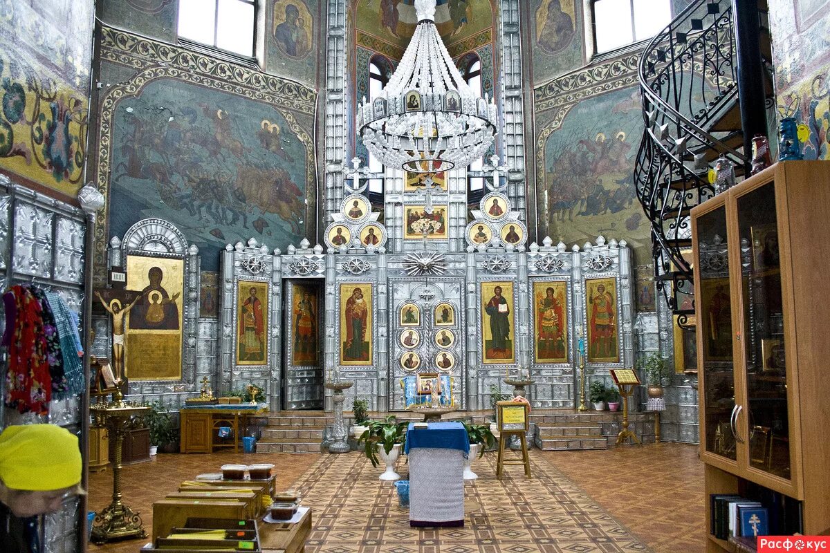 храм в дятьково с хрустальным иконостасом. хрустальный иконостас. храм в дятьково с хрустальным иконостасом. хрустальный храм в дятьково. храм из хрусталя.