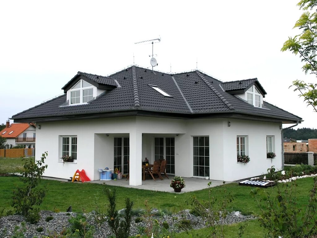 Чешский деревенский домик. Дом в чешском стиле. Домик в чешском стиле. Чешский дом. Чешский дом фасад.