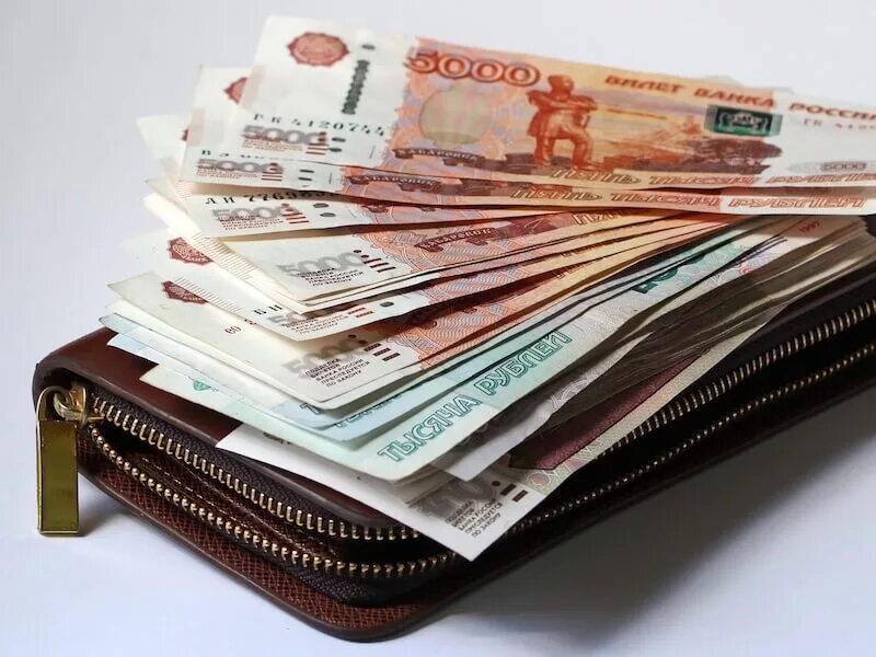 Портфель с деньгами и девушка. Деньги в полном объеме. Деньги в полном объеме. Выдача денег. Деньги в полном объеме.