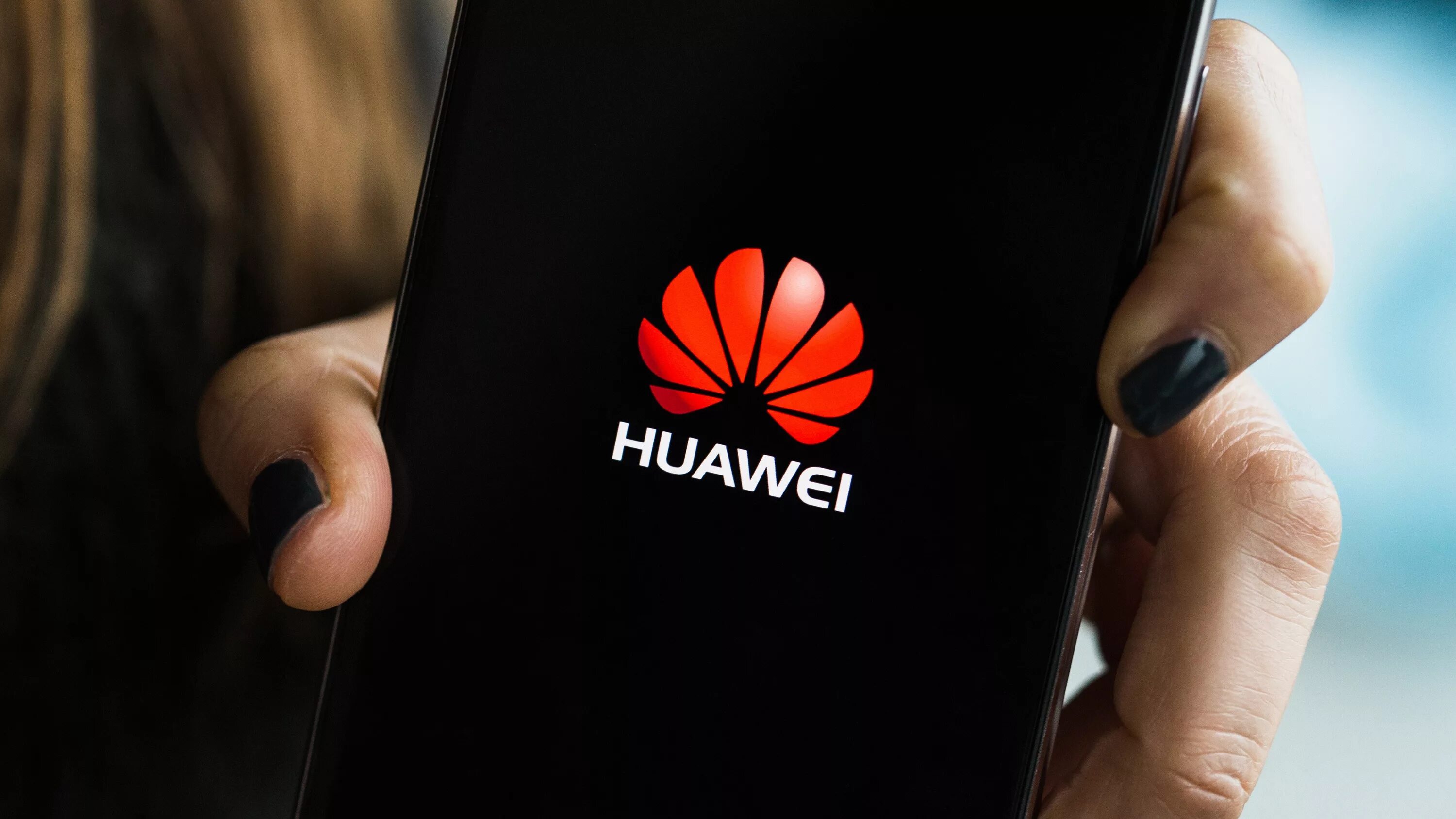 Телефон хуавей на столе. Huawei Phone. Huawei Phone 2023. Huawei гаджеты. Обои на телефон Huawei.