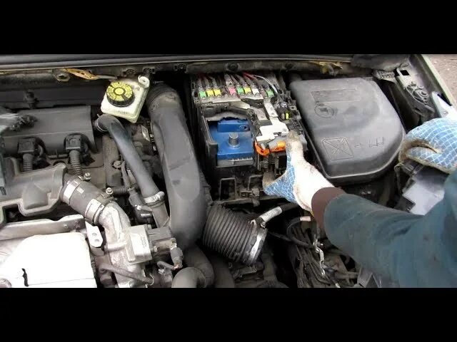 Ситроен машина как снять аккумулятор. Citroen ds4 аккумулятор. акб ситроен ds4. фиксатор аккумулятора ситроен с4. ситроен дс 4 аккумулятор.