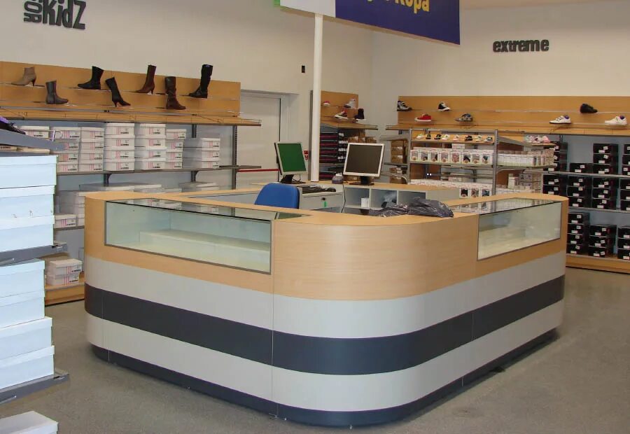 стойка для кассы. дизайнерские кассы в магазинах. кассовая зона в магазине. ресепшн с витриной для магазина. кассовая стойка для продуктового магазина.