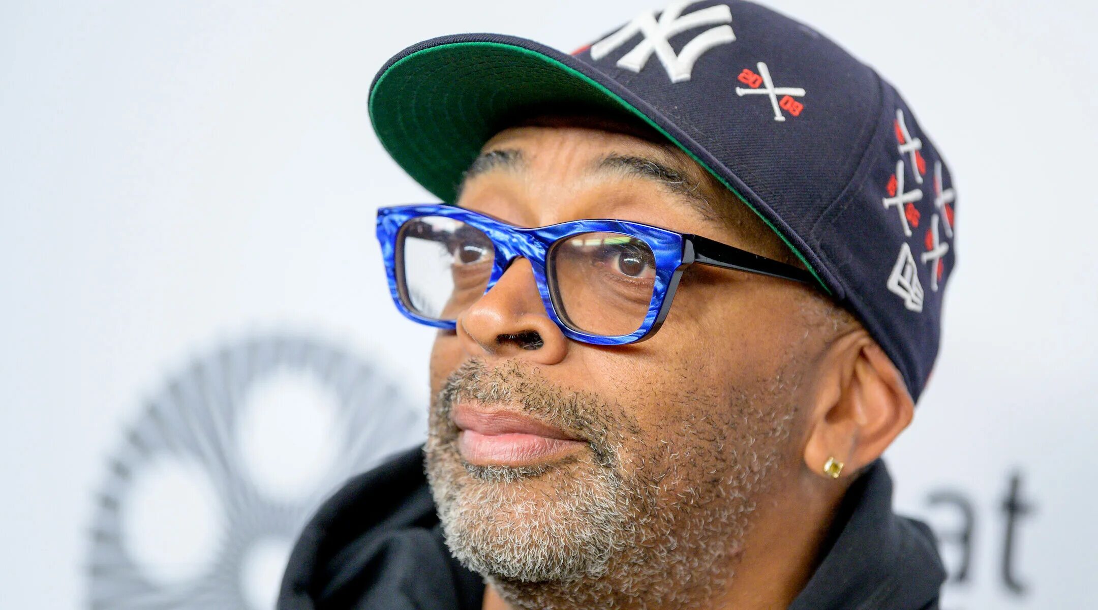 Спайк ли. Spike Lee. Спайк ли фото. Спайк ли в бейсболке.