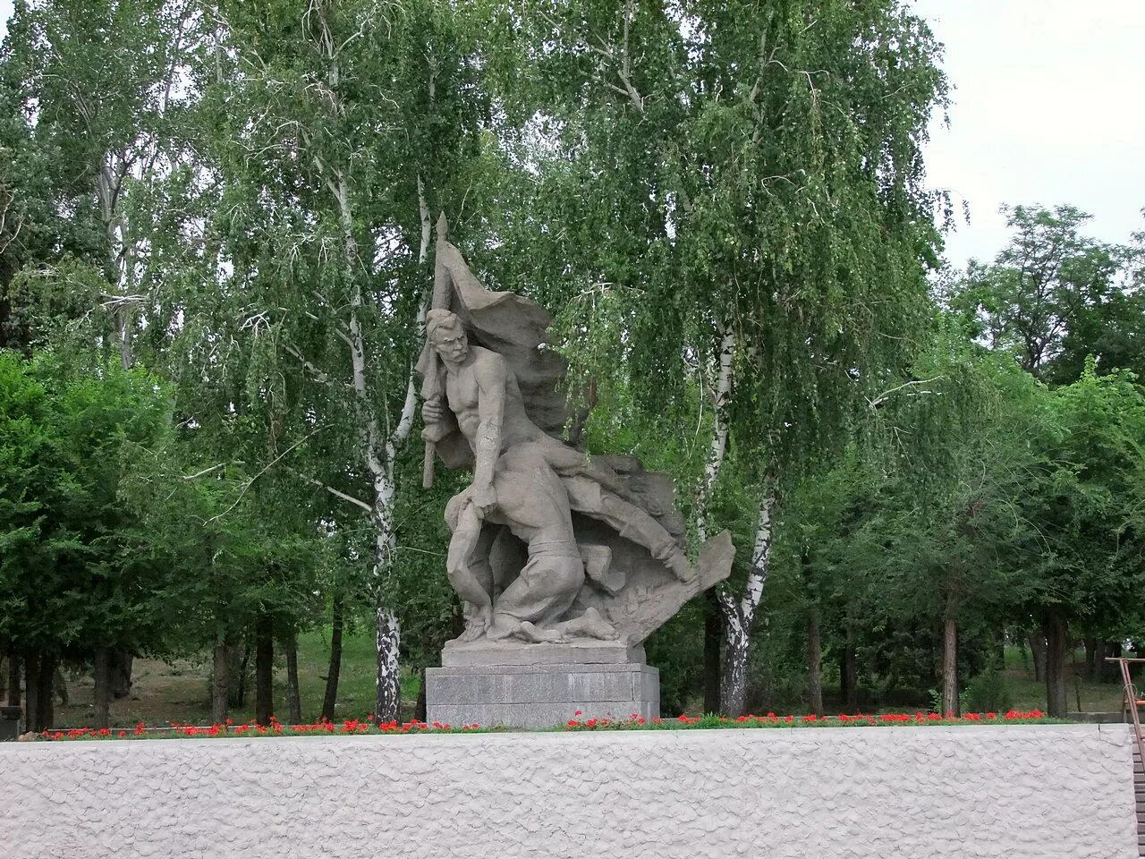 В парке у мамаева кургана яблони. Аллея пирамидальных тополей. Памятник мамаев курган в волгограде. Мамаева кургана. Деревья на мамаевом кургане.