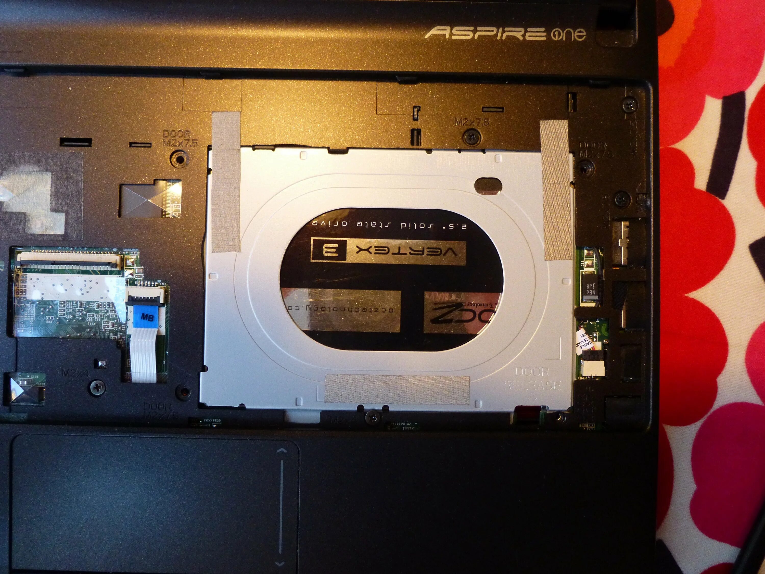 Aspire заменить. Acer Aspire d257. HDD жесткий диск Acer Aspire one. Acer Aspire one d257. Замена жесткого диска Acer one d257.