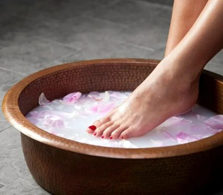 Foot bathing. Ванночка для ног. Молочные ванночки для ног. Ножная ванна для ног. Травяные ванночки для ног.