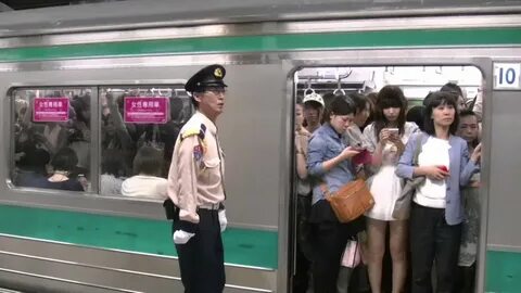 この映像では、空いている女性専用車両に乗車しようとした男性を追い払い、隣の混雑した車両に乗車...