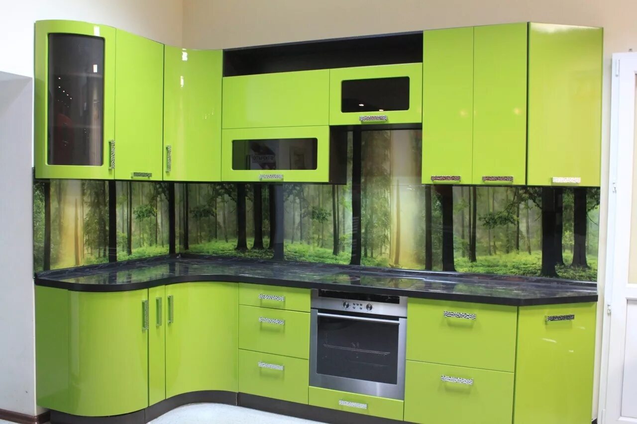 Черно зеленая кухня. Кухни салатовые. Зеленая кухня. Кухонный гарнитур зеленый. Кухня угловая салатовая.