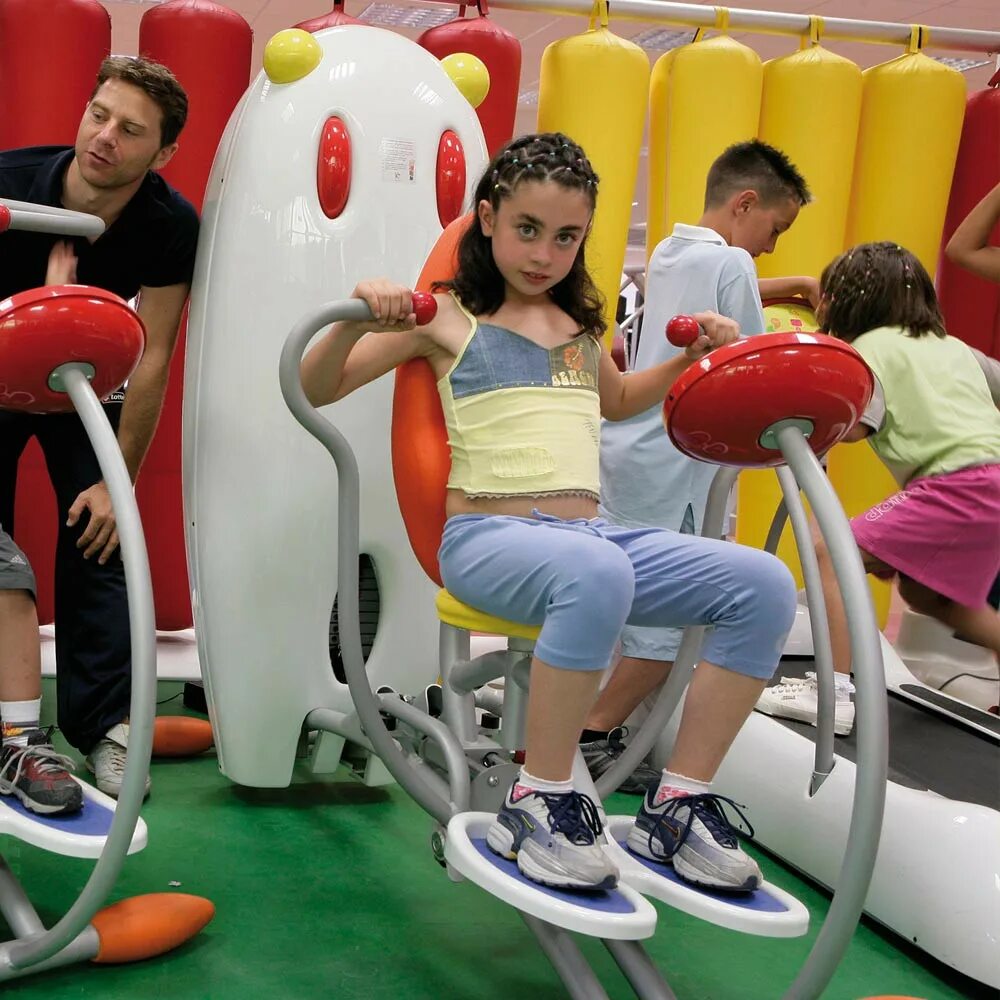 Куда можно ходить девочке. Спортивные секции для девушек. Спортивные кружки и секции для детей. Интересные развлечения для детей. Дети в сша на улице.