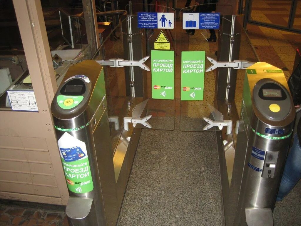 Как оплачивать проезд в метро санкт петербурга. Турникет в метро. турникет метрополитена. турникеты в метро спб. турникет для банковских карт.