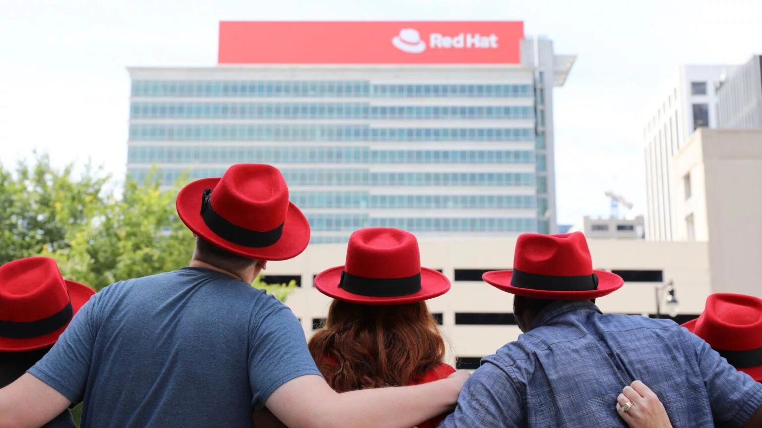 Red hat 4. Red hat компания. Red hat va IBM. Шляпа ред стредейшен 2. Red hat 7 фото.
