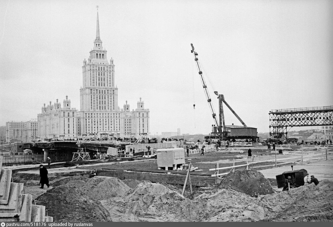 Какие города были построены в ссср. Гостиница Украина Новоарбатский мост СССР. Гостиница Украина Новоарбатский мост 80 е. Гостиница Украина Москва 1957 год. Здание МГУ стройка.