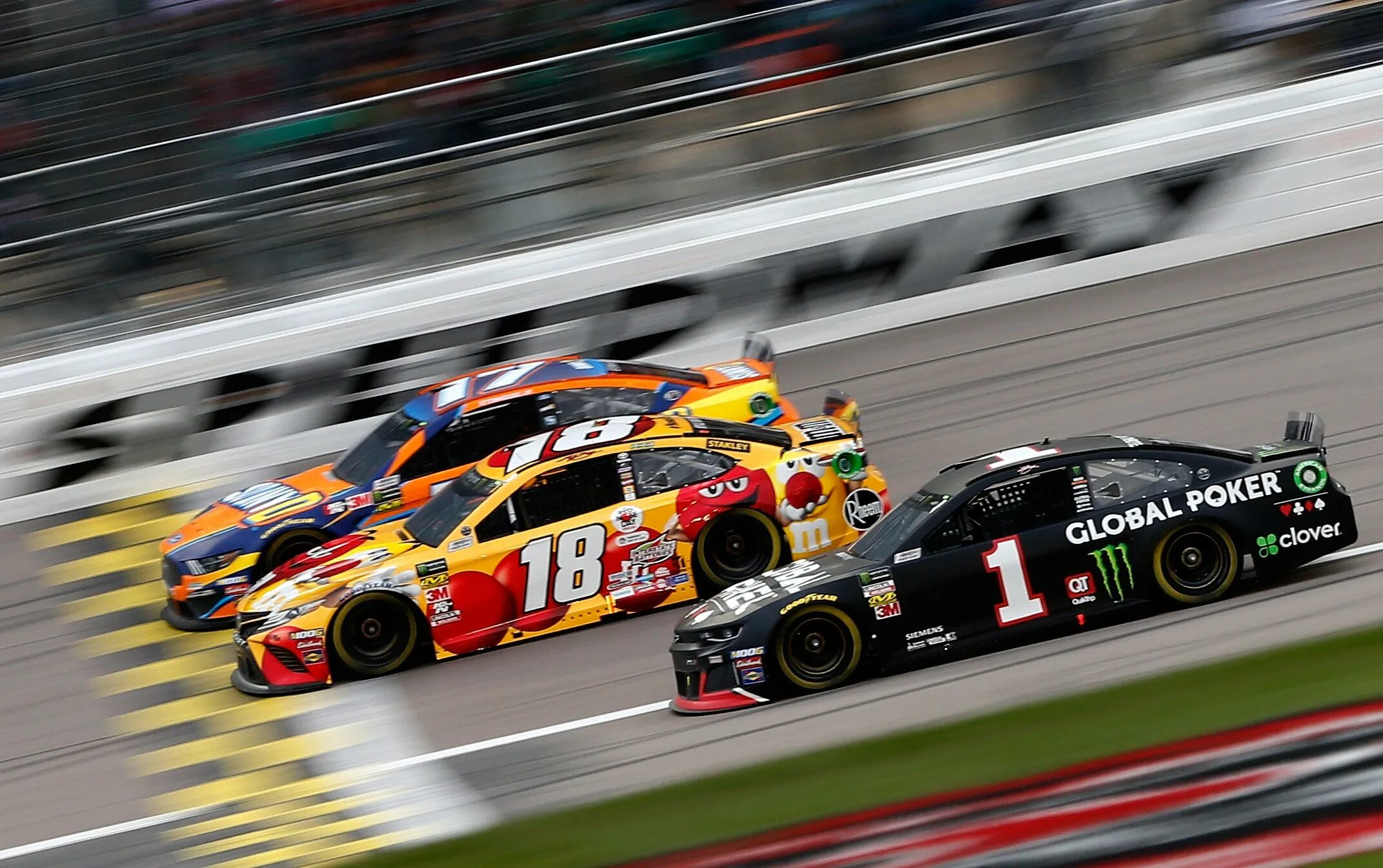Гоночная машина с препятствиями. Канзас наскар. Автоспорт NASCAR. Финиш гонки наскар. NASCAR гонщики NASCAR.