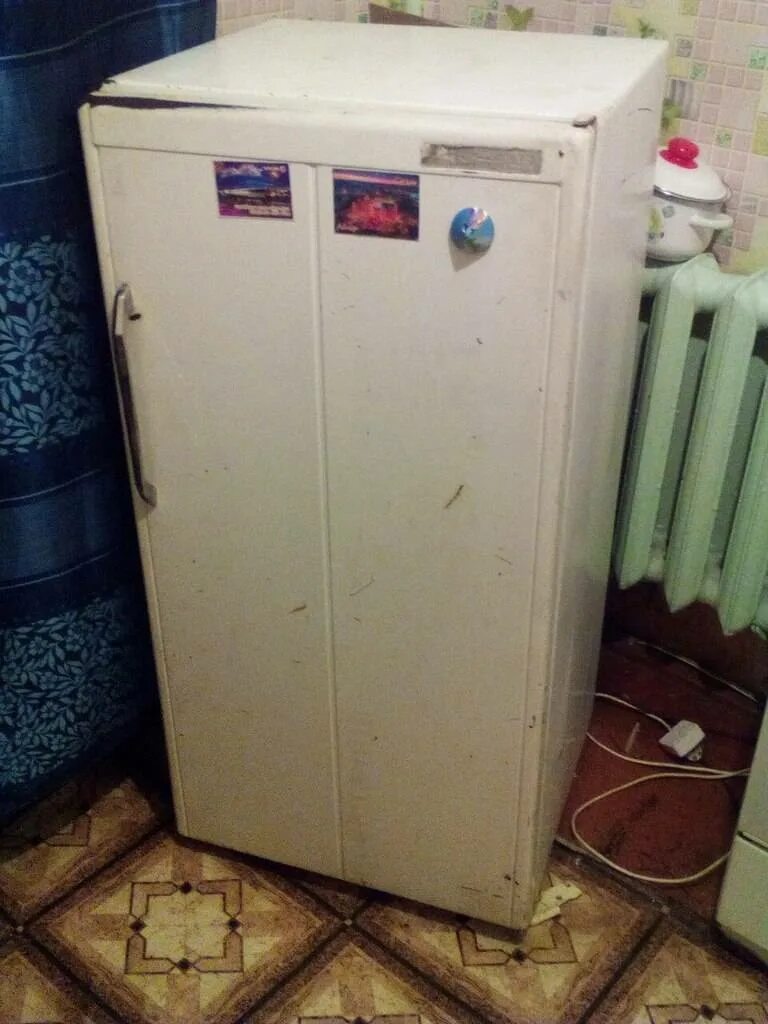 Холодильники 2000 год. Холодильник старого образца. Холодильники 90 годов. Старые холодильники 90. Старые холодильники 2000 годов.