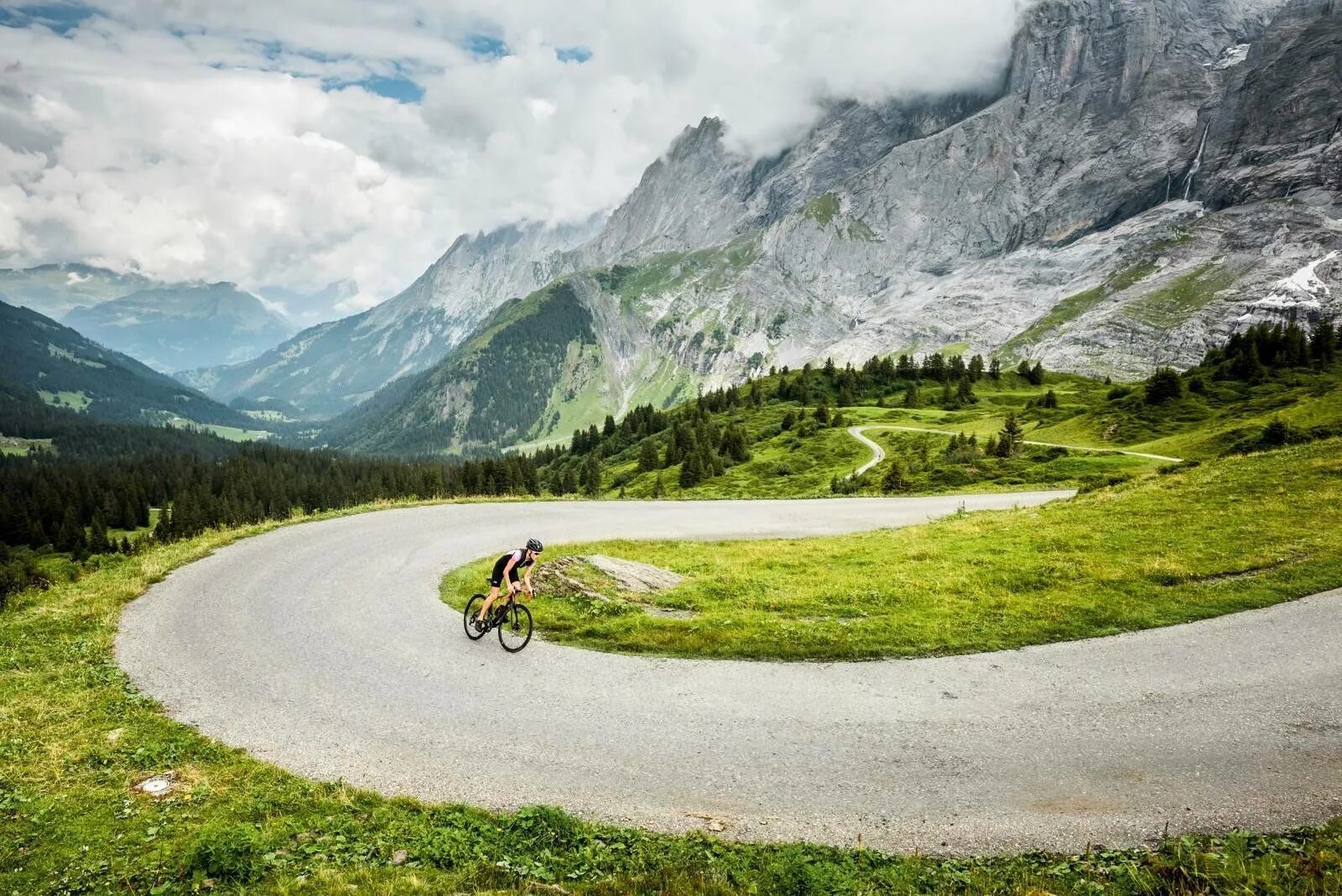 Велосипед в Швейцарии Альпы. Jungfrau кемпинг. Cycle Route. Cycling. Right bike