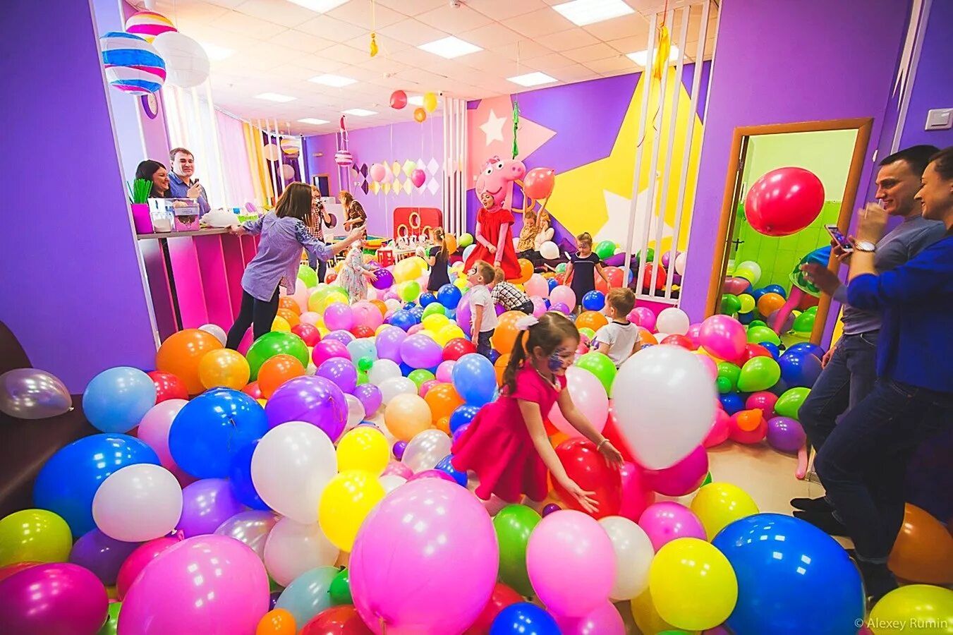 Где можно отметить детский. Детский праздник. Шоу шаров на детский праздник. Праздничная комната на день рождения. Детский день рождения.