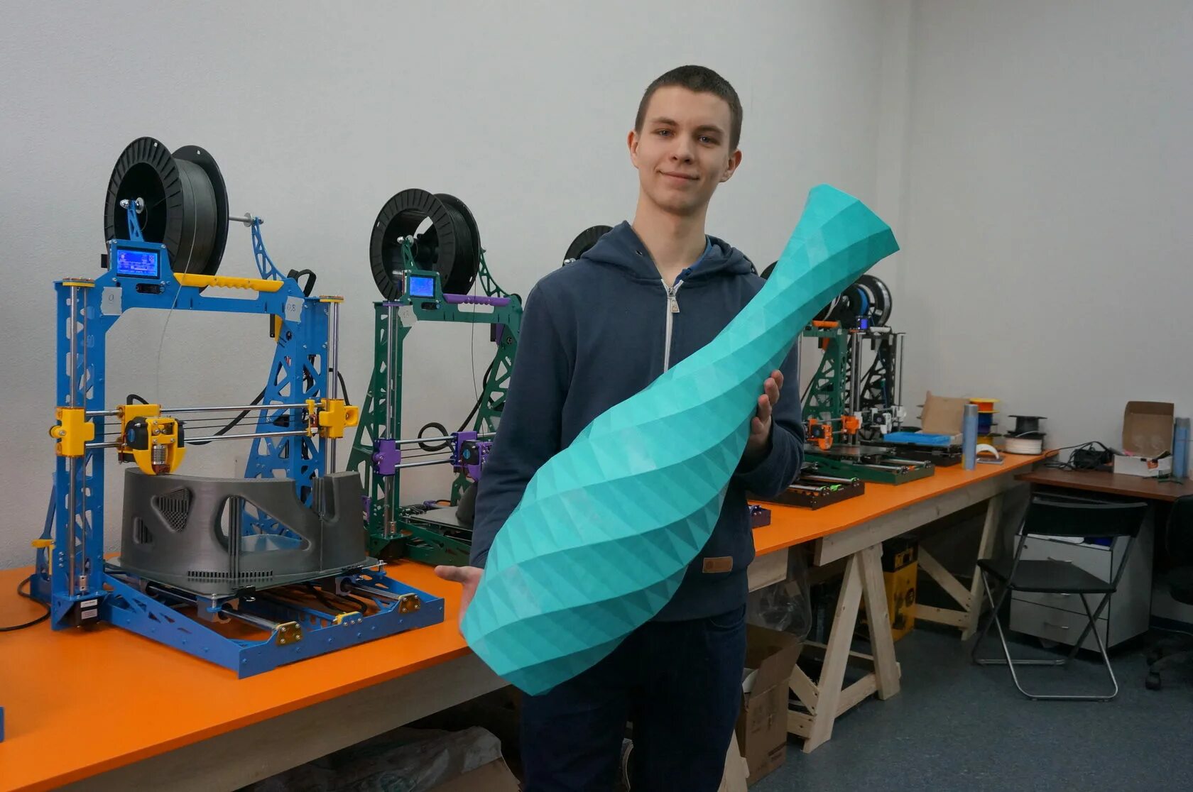 Моделирование 3 д принтер. Инженер 3d-печати. 3d моделирование 3d печать. вазы на 3д принтере. технология 3д принтера.