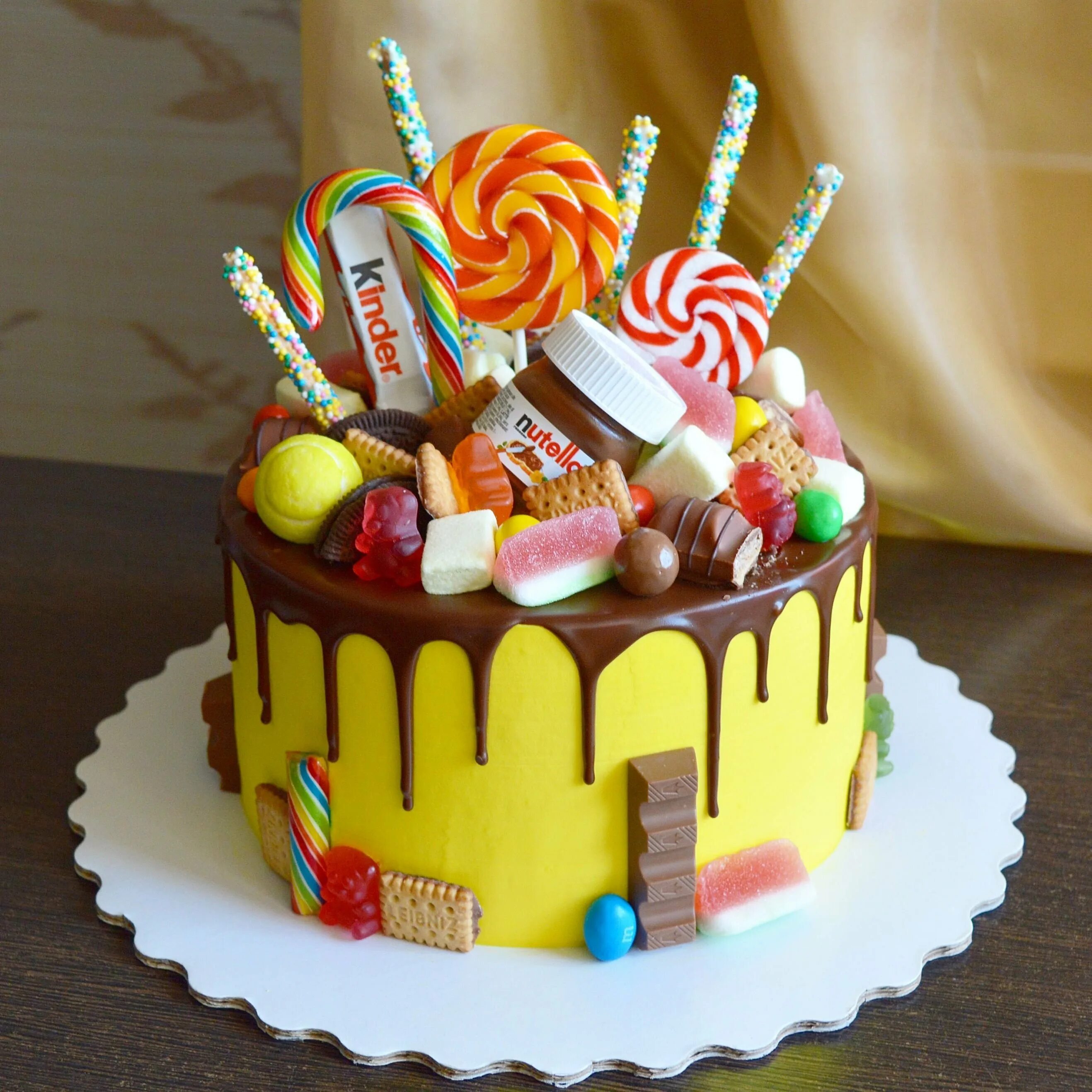 Украшение торта сладостями. Украшение торта конфетами. Детский торт со сладостями. Яркий детский торт. Красивый яркий торт.