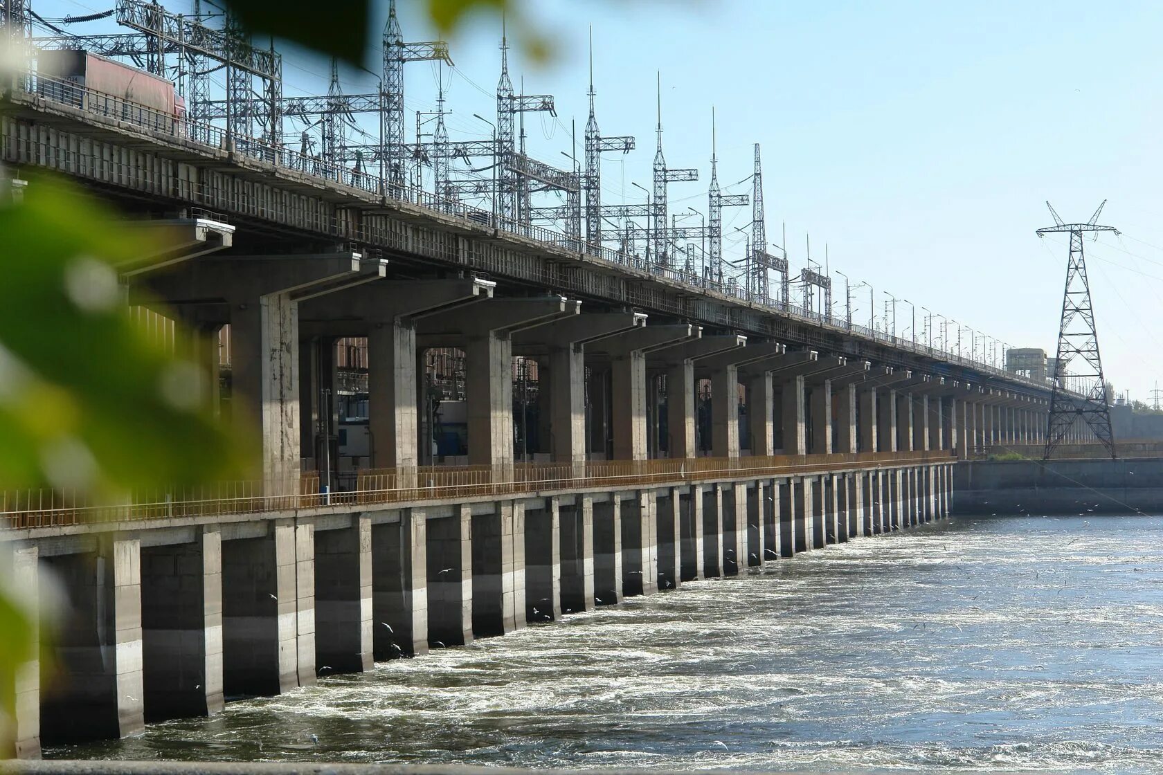 Русгидро уровень воды в рыбинском водохранилище. Волгоградская водохранилище Волжская ГЭС. Плотина Волжской ГЭС. Река Волга Волжская ГЭС. ГЭС Волжского Волгоградской области.