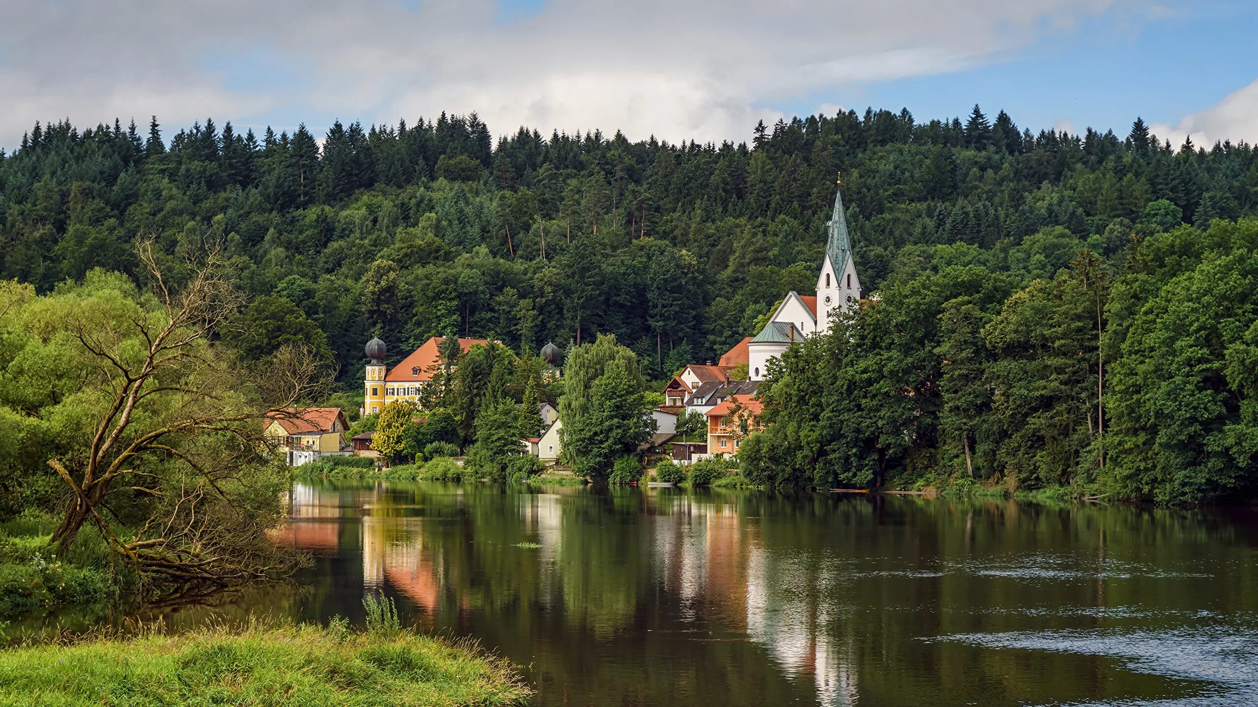 Городок на озерах. Бавария Германия природа. Река Заале Бавария. Бавария Германия ландшафт. Замок Шварцвальд Германия.