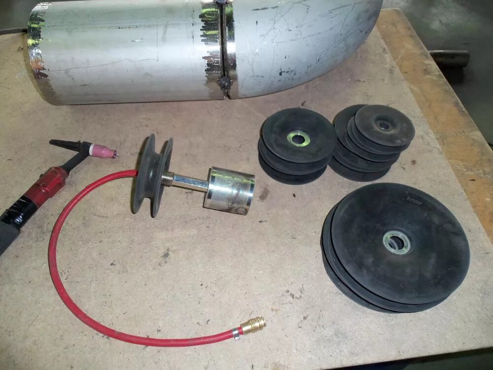 Сварка нержавейки аргоном 2мм. Поддув для сварки аргоном нержавейки. 159 труба титан сварка аргона. Поддув для сварки аргоном титана. Сварка труб с поддувом аргона при сварке.