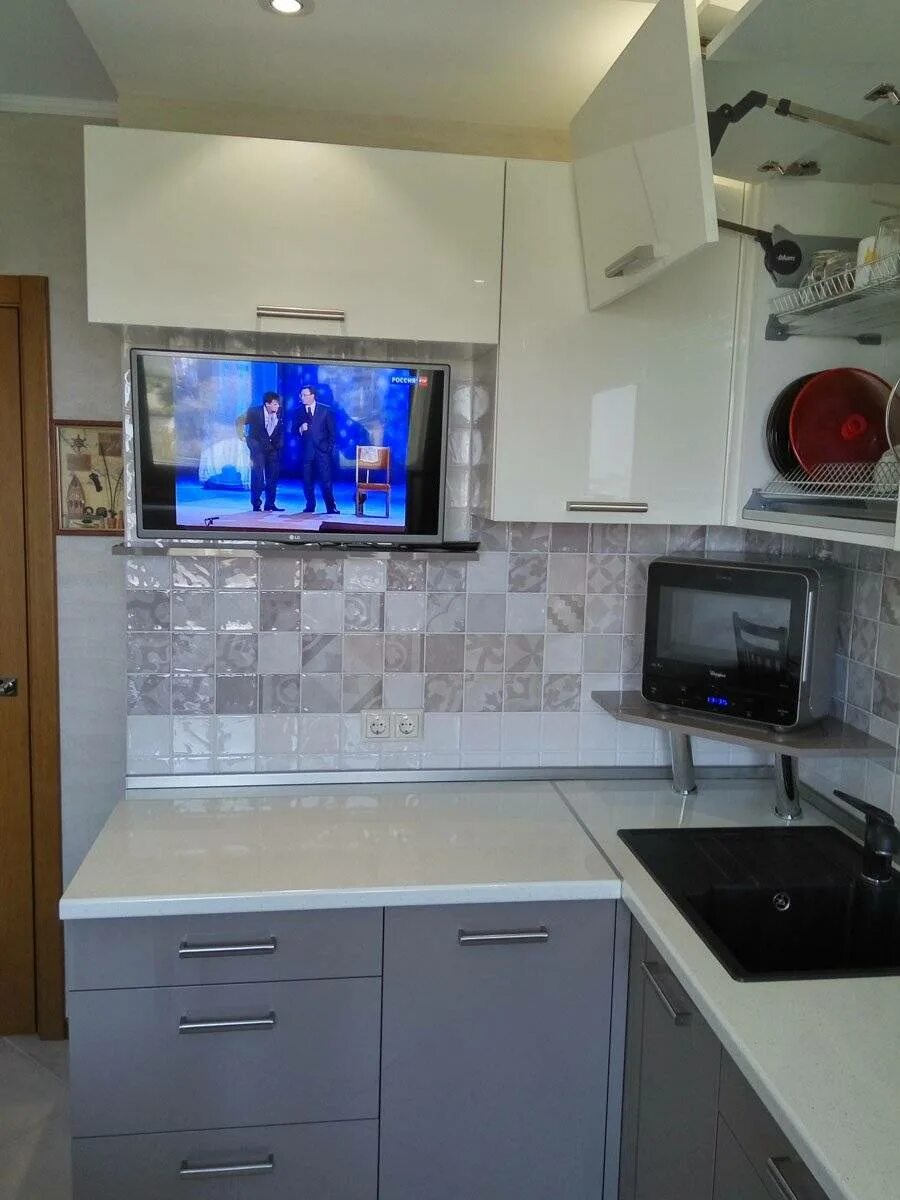 Включи телевизор на кухне. Расположение телевизора на кухне. Угловая кухня с телевизором. Телевизор на кухне. Маленькая кухня с телевизором.