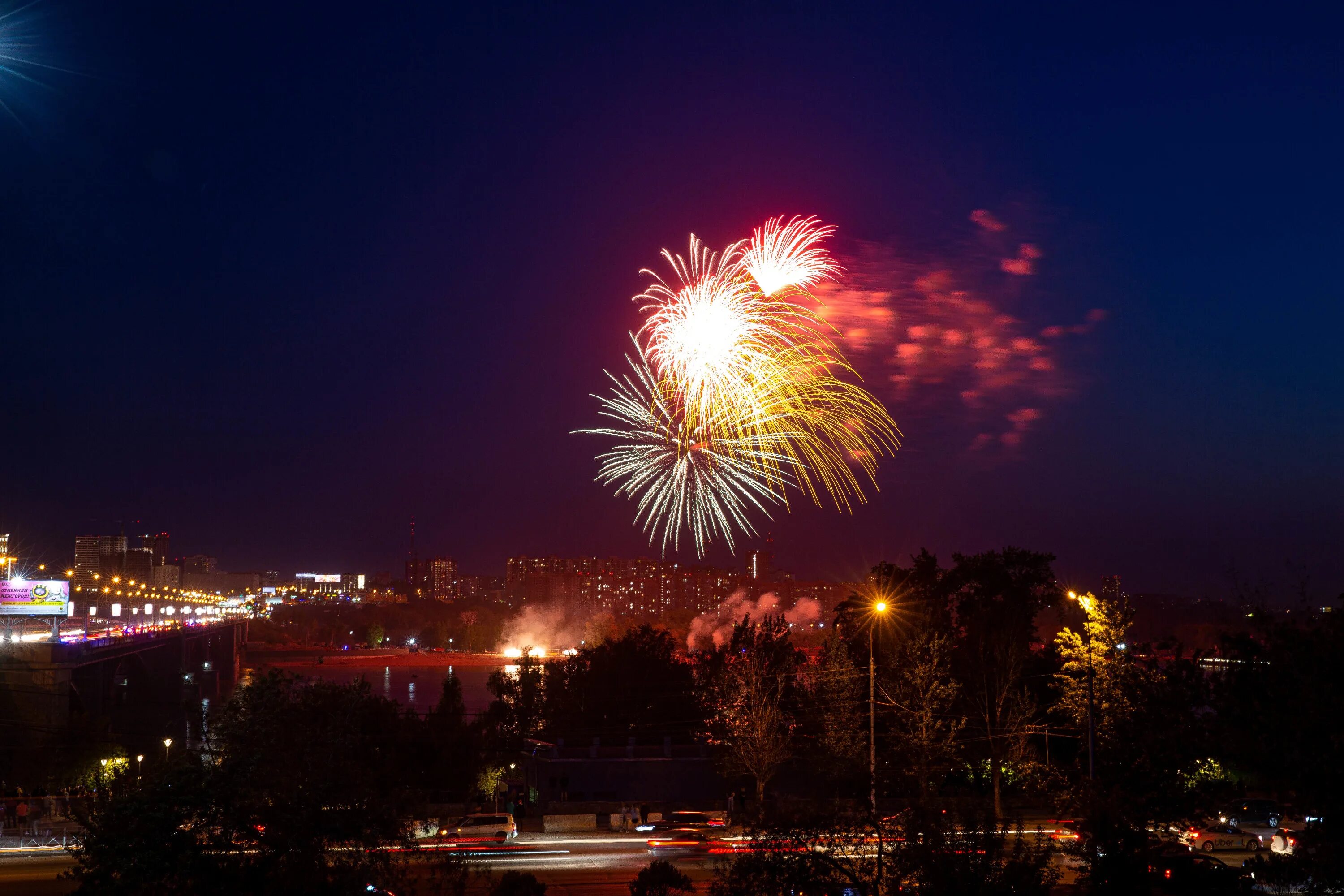 Салют день города новосибирск. Салют. С днем защитника отечества салют. Праздничный салют новосибирск 9 мая. Праздничный салют 9 мая новосиб.