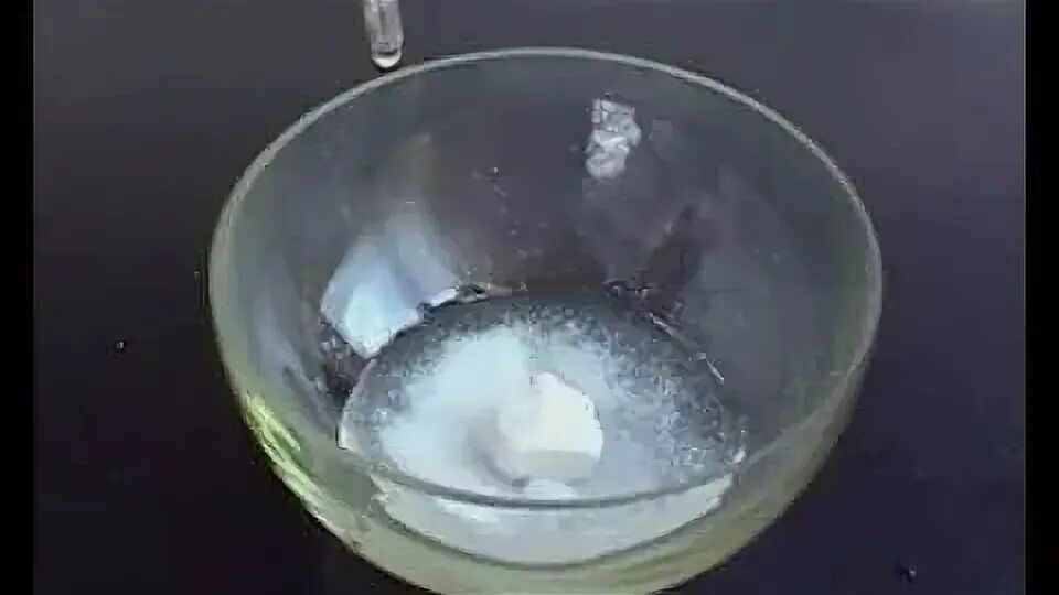 Реакция оксида кальция с водой. Взаимодействие оксида кальция с водой. Негашеная известь формула химическая. Оксид кальция и вода. Реакция воды с основным оксидом.