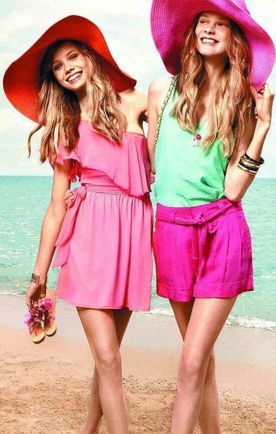 Мода развлечения. Летняя одежда. Яркая летняя одежда для девушек. Яркие летние цвета. Розовый цвет одежда летняя.