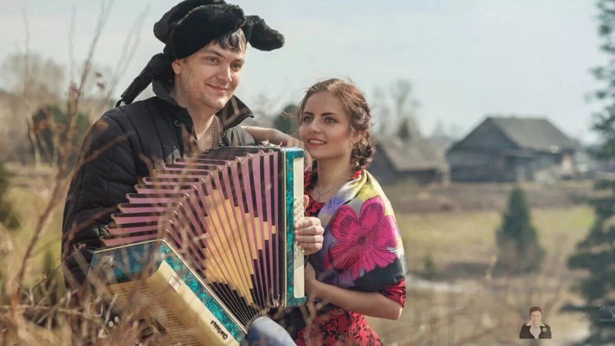 бабушка с гармошкой. сельские женщины. посиделки с гармошкой. баянист в деревне. гармонист и девчата музыка.