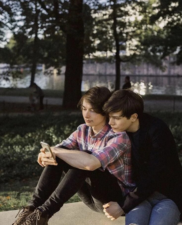 The wineholics. The wineholics. The wineholics виталий. The wineholics якуб и виталий поцелуев. The wineholics виталий и якуб любовь.