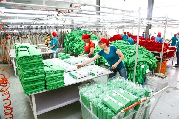 Упаковщица швейный. Швейное производство упаковка. упаковка на швейном производстве. упаковка изделия швейный цех. упаковка готовой продукции.
