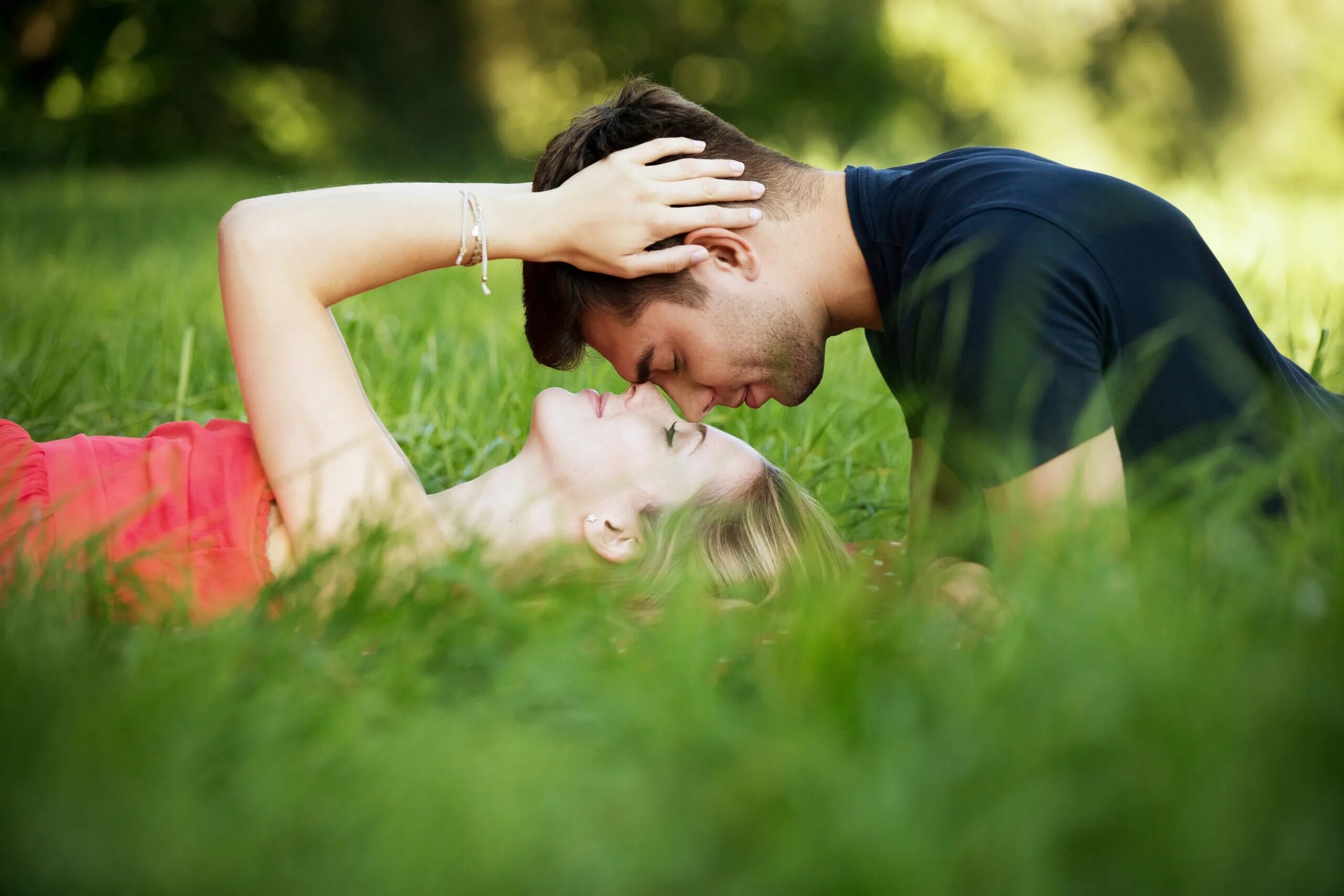 Сексуальное притяжение. Влюбленные на траве. Влюбленная пара. Влюбленные на природе. Поцелуй на природе.
