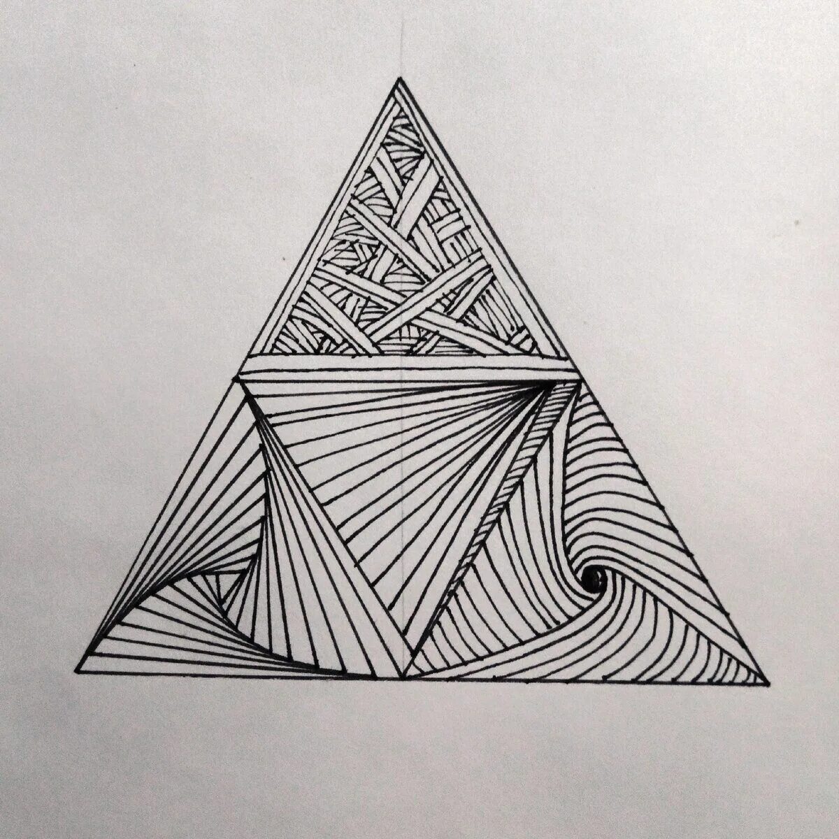 Геометрический рисунок треугольники. Геометрические рисунки. Красивые геометрические фигуры. Геометрические эскизы. Треугольник в треугольнике.
