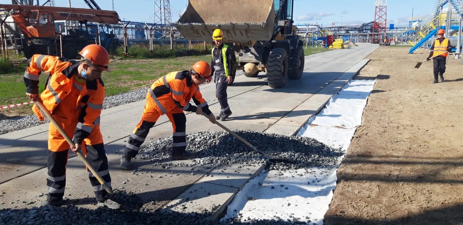 Работа на строительстве дорог вахта. Вахта строительство дорог. Стройотряд Мостострой 12. Строители моста в Череповце стройотряд.