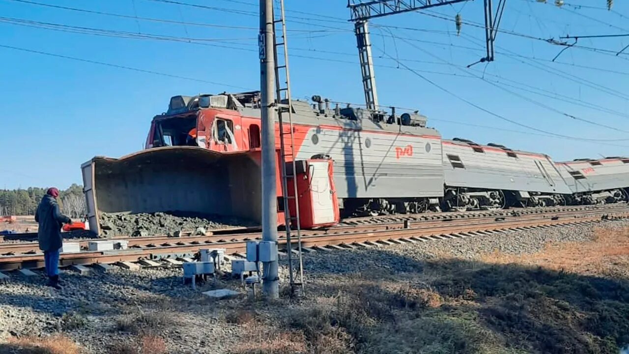 Авария на жд переезде в ярославской области. Авария на ЖД В Амурской области. Столкновение на переезде в Амурской области в 2021. Столкновение поезда с авто. Столкновение с поездом на переезде.