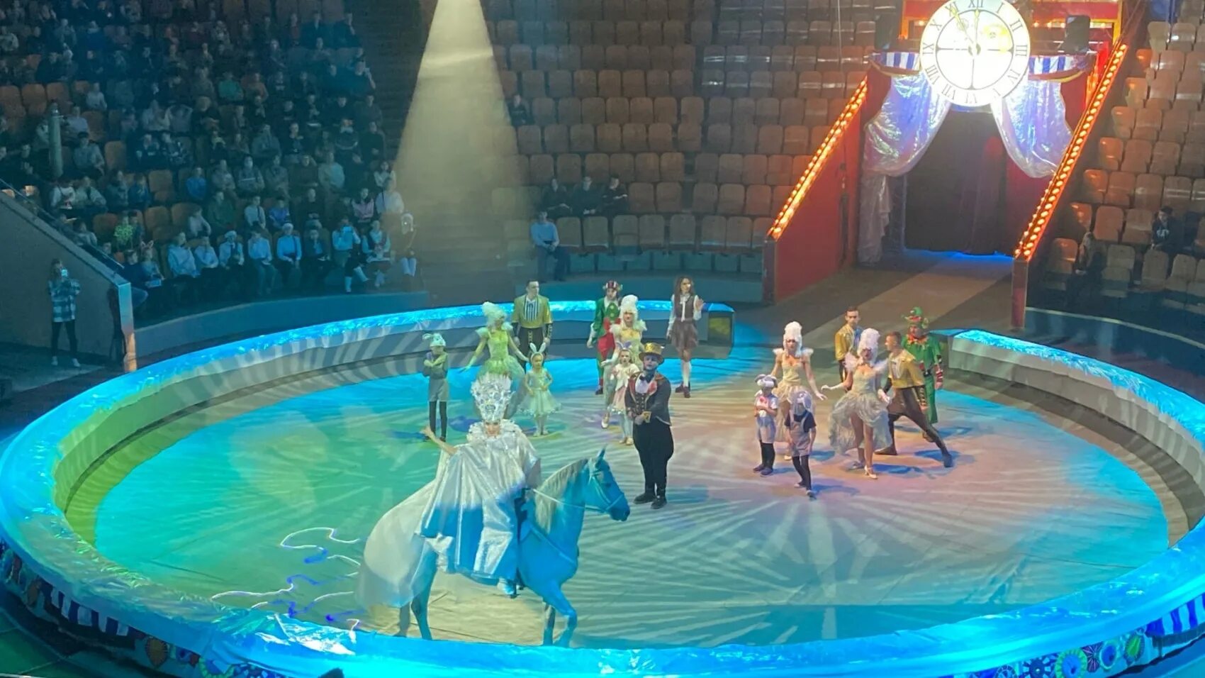 Цирковое представление. В цирке перед началом представления было. В цирке перед началом представления было. Цирк никулина. В цирке перед началом представления было.