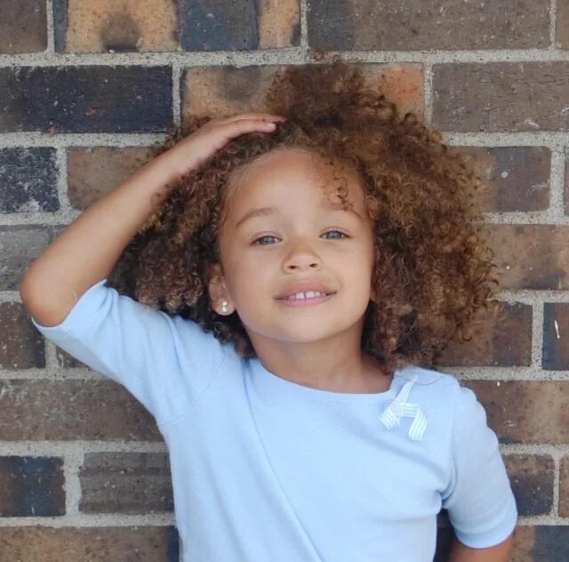Mixed race kids. Американская внешность. Красивые мулатки дети. Mixed kids. Кучерявые дети.