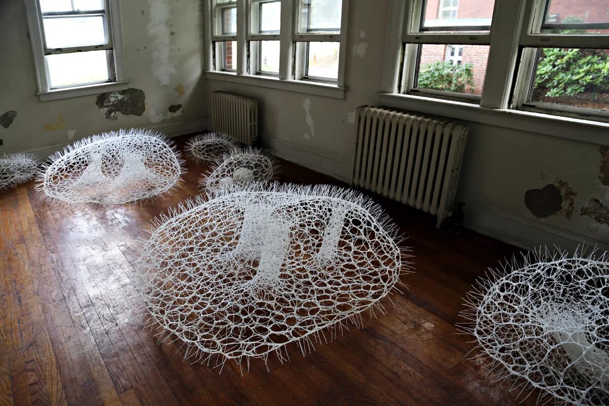 изделия из стяжек. изделия из стяжек. плетение из пластиковых хомутов. цветок из стяжек. украшения из стяжек.