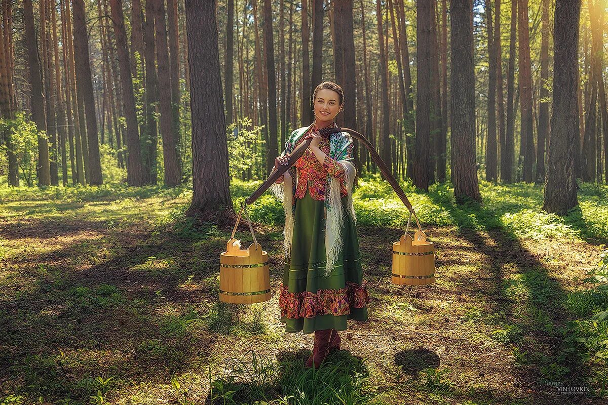 Девушка с коромыслом. Женщина с ведрами. Русская женщина с ведрами. Коромысло с ведрами. Русская баба ру