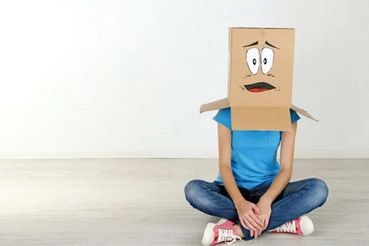 картонная коробка из под холодильника. девушка с пакетом на голове. девушка ходит с коробкой на голове. картонная коробка на голове. голова из коробки.