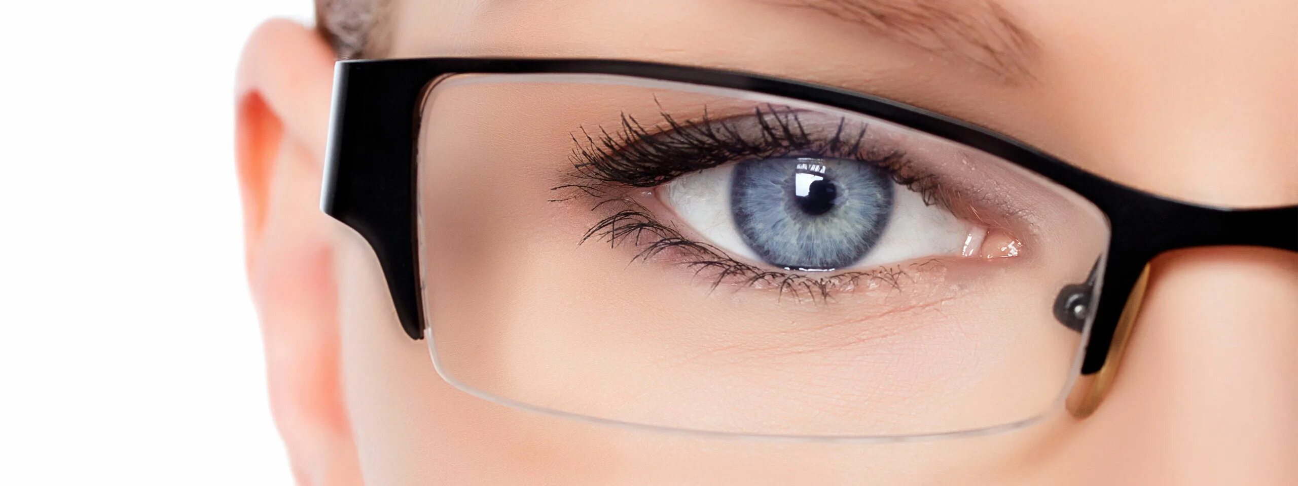 линзы в очках. очки для астигматизма. очки для близоруких. линзы 1. девушки с очками для зрения.