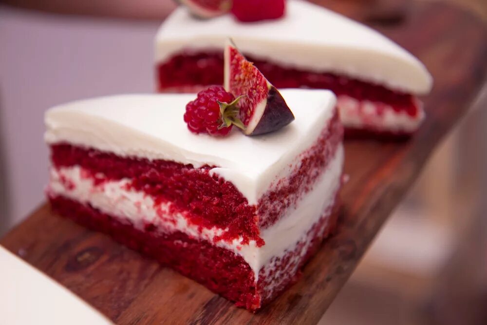 Два куска торта. Торта &quot;красный бархат&quot; (red velvet).. торт чизкейк красный бархат. пирогеево красный бархат. торт красный бархат бенье.