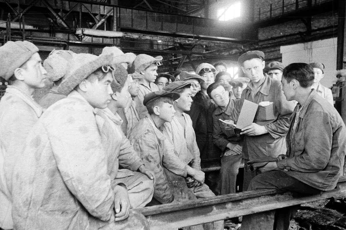 рабочий на заводе. рабочий на производство. завод тмп воронеж. человек в послевоенных лет. завод люди рабочие.