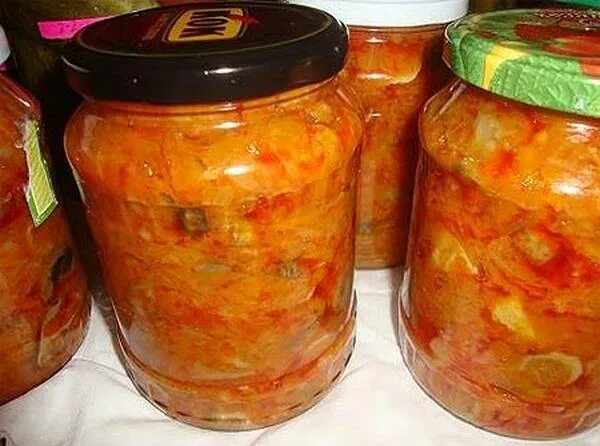 Солянка на зиму помидорами. Солянка из капусты в банке. солянка консервированная в банках. солянка в банках на зиму солянка в банках. солянка в банке домашнее.