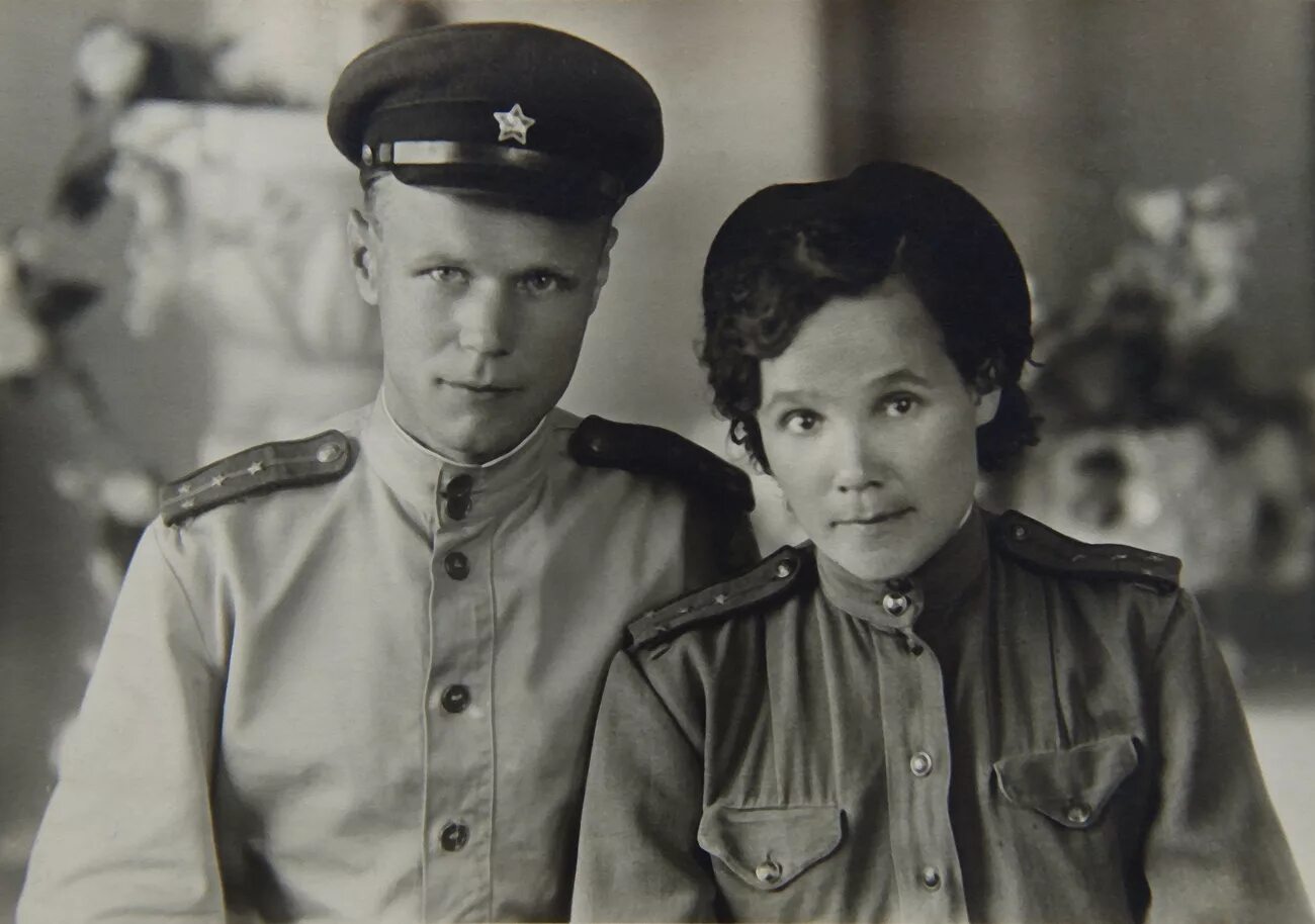 супружеские пары военных лет. рассматривает фотоальбом. рассматривает фотоальбом. военные снимки семьи. несколько фотоальбом.