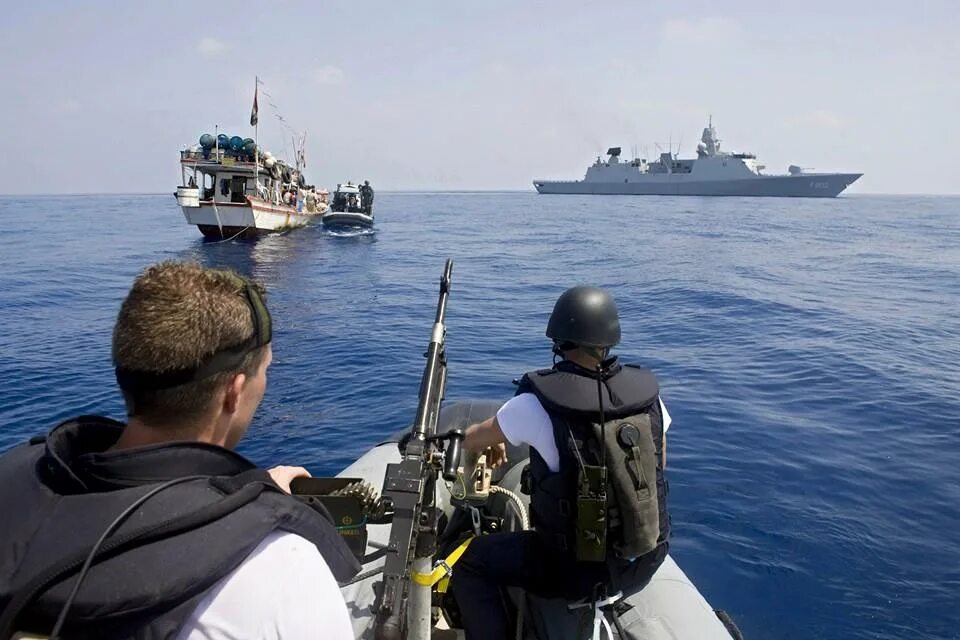 Военная безопасность морской. Аденский залив сомалийские пираты. Малаккский пролив пираты. Малаккский пролив пираты корабли. Борьба с пиратством на море.