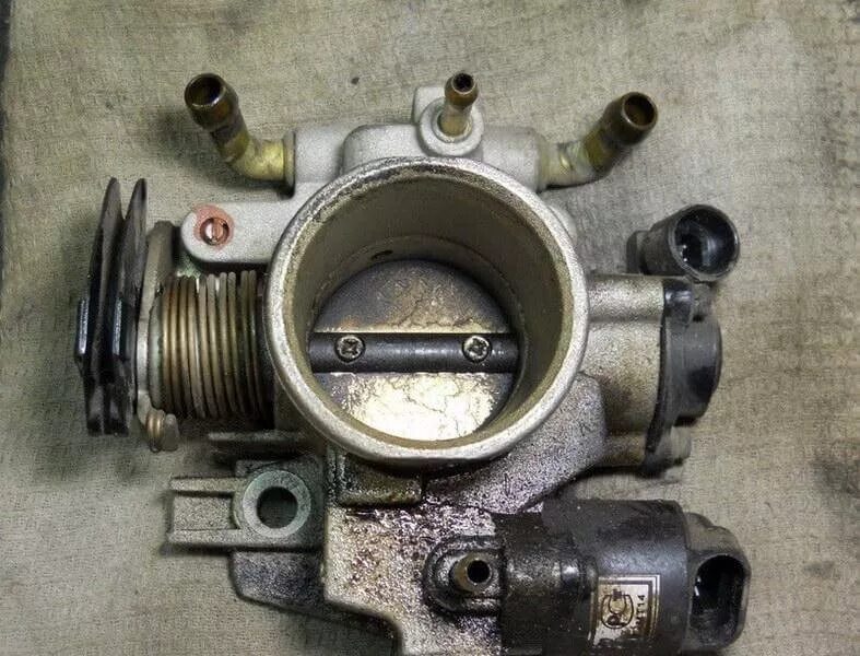 Датчик положения дросселя ваз 2114. Корпус дроссельной заслонки. Дроссельный узел ваз 2110 8 клапанов. Дроссельная заслонка ваз 2107 инжектор. Дроссельная заслонка ваз 2114 грязный.